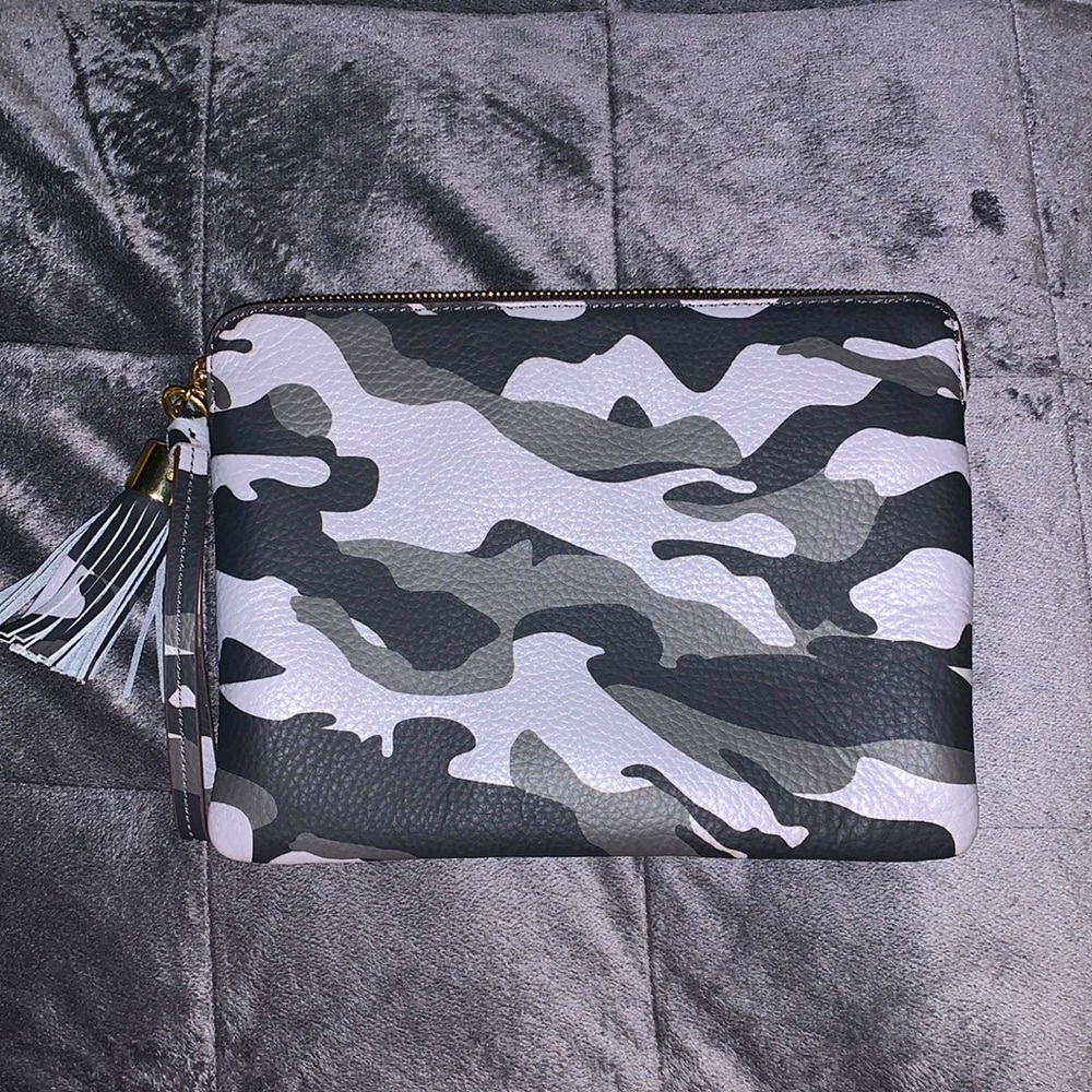Gray camouflage wrist bag
